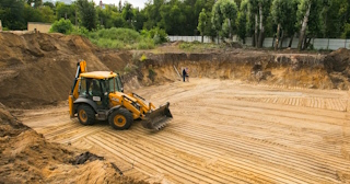 Разработка котлована Арсеньев стоимость за от 580 руб. м3 - заказать работы по копке и рытью котлованов | траншей 